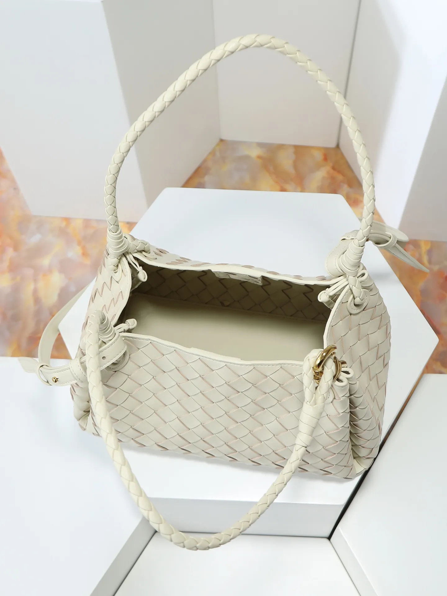 1300. BV's new intrecciato woven leather shoulder bag 🪂 835921 comes with a detachable diagonal shoulder strap and comes with a mini bag inside. The appearance retains the unique design of BV woven leather. The parachute bag is a bag that makes people fall in love before seeing the real thing. The small golden knot embellishment is full of simple and high-end sense to meet your needs in different occasions. Size: 29.5X18.5X17.5cm